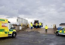 Quatro crianças avistadas 'até o pescoço na água e acenando por ajuda' na costa