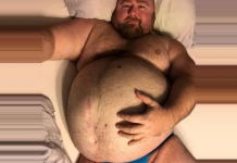 Homem come 10.000 calorias por dia para satisfazer seus seguidores do Onlyfans