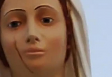 Multidões se reúnem para testemunhar a estátua da Virgem Maria que Chora Sangue