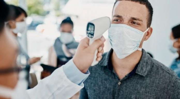 Saiba por que as verificações de temperatura estão fazendo mais mal do que bem, segundo médicos
