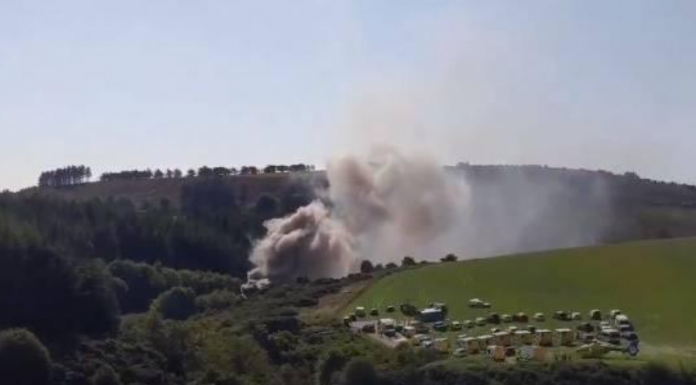 Trem descarrilhado em Aberdeenshire despenca em um aterro