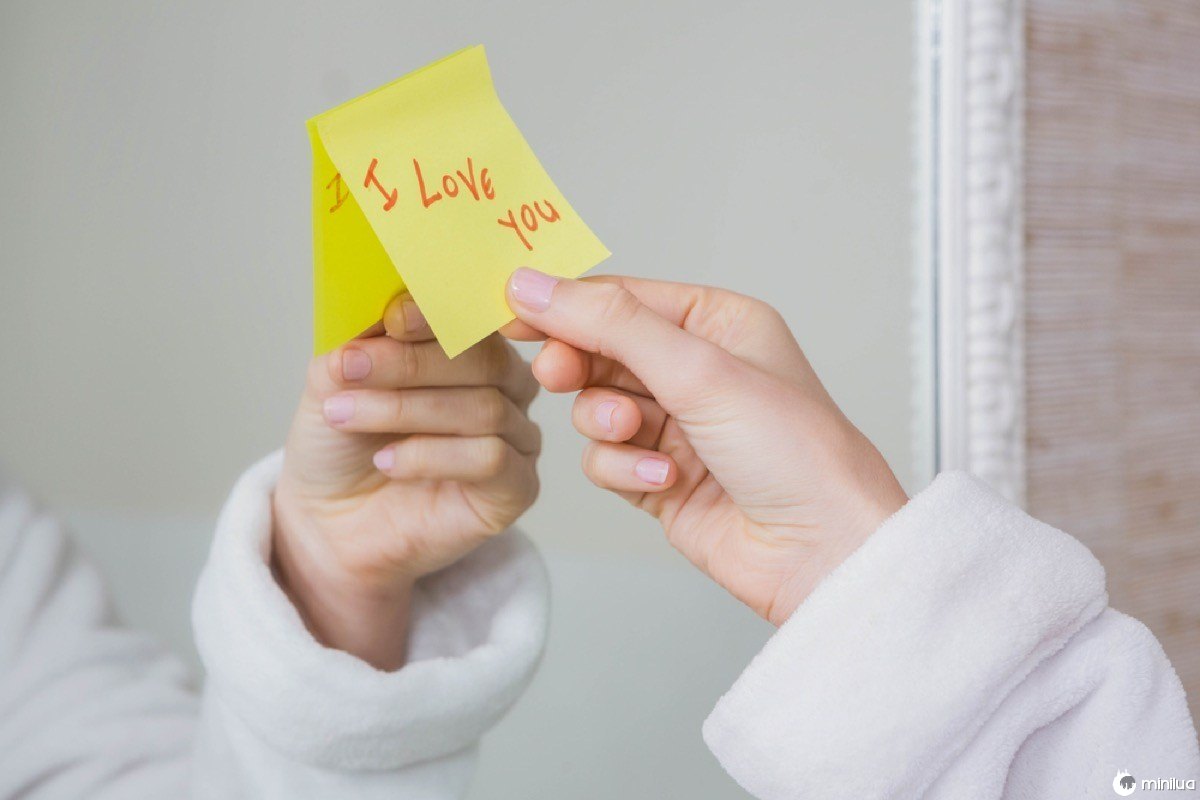 post-it that says i love you on mirror, better wife after 40