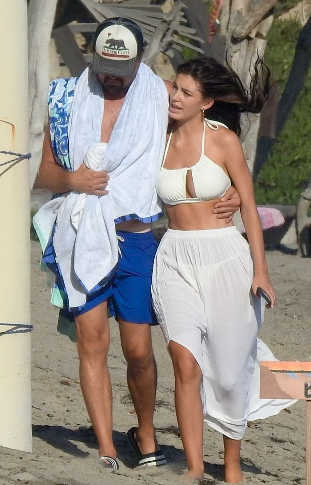 Leonardo Dicaprio E Sua Namorada Camila Aproveitam Um Dia De Praia Com Muito Glamour Minilua