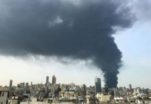 Incêndio no porto de Beirute: um incêndio enorme irrompe semanas depois que uma grande explosão destruiu a cidade