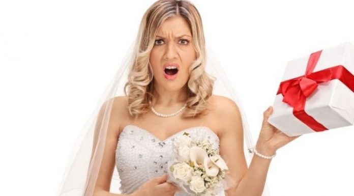Noiva "rude" rejeita o presente de casamento atencioso do convidado, pois não atendeu às suas expectativas
