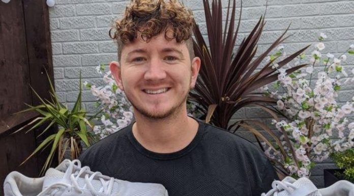 Homem saiu espumando aos pés após borrifar Vanish em seus sapatos antes de chover