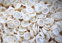 A fábrica foi pega lavando, 'reciclando' e revendendo mais de 300.000 preservativos usados