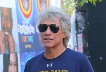 Jon Bon Jovi parece totalmente diferente com cabelos grisalhos enquanto come uma pizza em Nova York