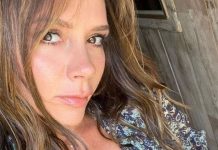 Victoria Beckham mostra seu lado prático ao posar para selfies em banheiro público