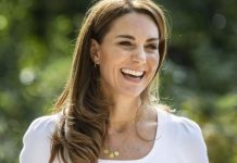Kate Middleton brinda marshmallows com escoteiros enquanto recebe um novo papel real importante