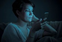 A luz azul do smartphone é tão ruim para a pele quanto o sol, alerta especialista