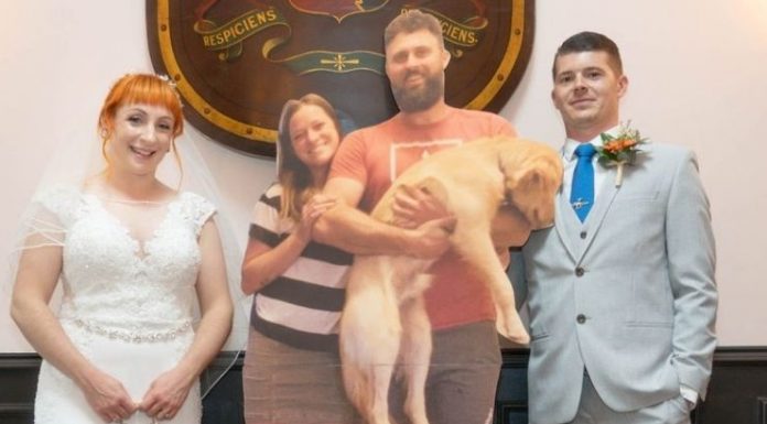 Casal gasta £ 2.000 euros em recortes de papelão de seus amigos para que possam "comparecer" ao casamento