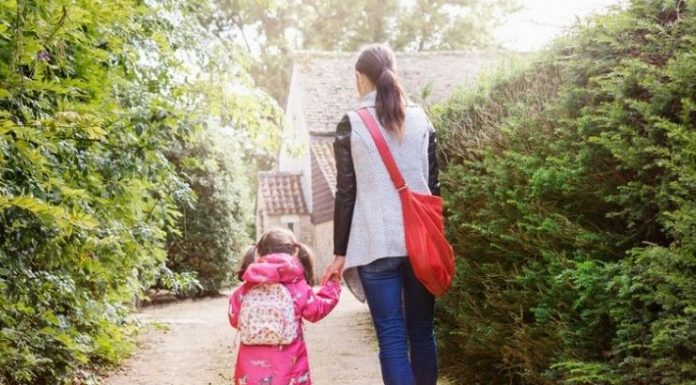 Mamãe acha um bilhete hilário escrito pela filha, de 9 anos, em uma tentativa de faltar à escola