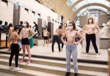 Feministas de topless protestam em museu após mulher ser impedida de entrar no 'decote'