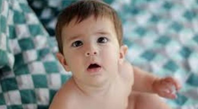 Mãe que foi agredida por dar ao bebê 'alguns goles de cerveja' defende sua foto