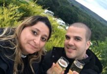 Rapaz pede a namorada em casamento com tatuagem: "Quer casar comigo?"