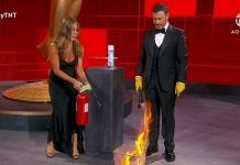 Jennifer Aniston e Jimmy Kimmel 'entram em pânico' depois de atear fogo ao envelope de Emmy