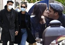 Katie Holmes beija o novo namorado, Emilio Vitolo Jr, durante almoço