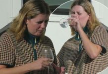 Mischa Barton aprecia uma taça de vinho ao sol em um dia relaxante com seu cachorro em Los Angeles