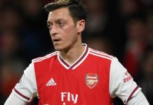 Mikel Arteta admite que Mesut Ozil terá dificuldade em entrar no Arsenal "em evolução"