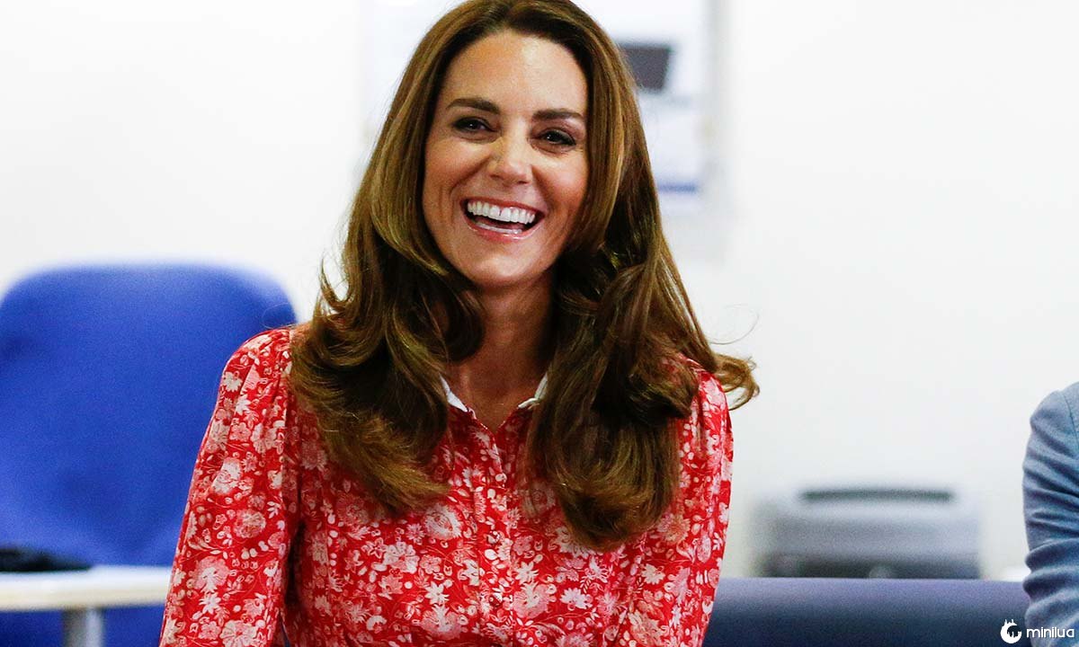 Kate Middleton stuns in recycled red Beulah London and new Missoma earrings for surprise public return with Prince William | HELLO!