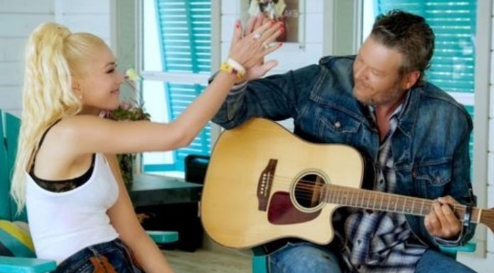Gwen Stefani anuncia que está noiva de Blake Shelton com um beijo estalado