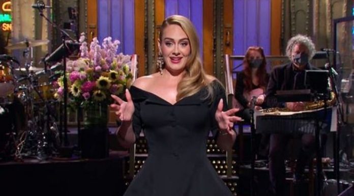 Adele brinca que não a veremos novamente até o ano que vem, depois de impressionar os fãs no SNL