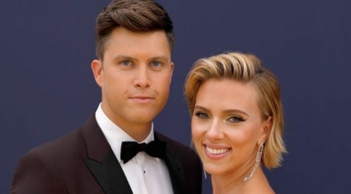 Scarlett Johansson e o novo marido Colin Jost planejaram casamento secreto em 'algumas semanas'