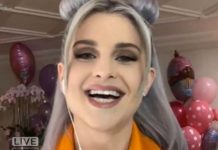 Kelly Osbourne posa com vestido preto colado em evento e mostra sua perda de peso