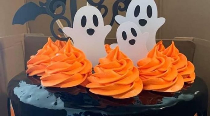 Padeiro sofre uma falha no bolo de Halloween porque o topo de bolo parece que está com palavras erradas