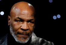 Mike Tyson e Roy Jones Jr ficam irritados por estarem sendo convidados a lutar 'como mulheres'