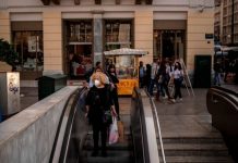 Grécia fechará bares e restaurantes em pontos turísticos em uma tentativa desesperada para deter o vírus