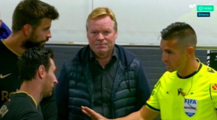Lionel Messi é visto em confronto com o árbitro no túnel após o cartão vermelho do Barcelona