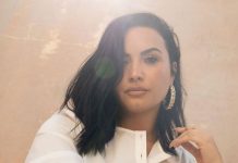 Demi Lovato sugere que está passando por momentos difíceis após a separação de Max Ehrich