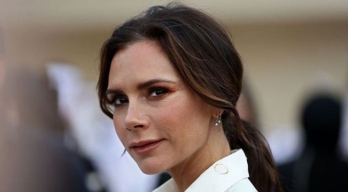 Victoria Beckham vende jumper cheio de buracos por £ 650 - e já está esgotado