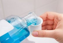 Shampoos e enxaguatórios bucais para bebês podem ajudar a proteger contra o coronavírus, afirma o estudo