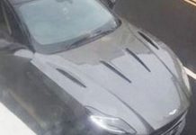 Nota atrevida deixada no luxuoso Aston Martin com quatro multas de estacionamento