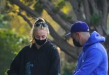 Sophie Turner dispensa a maquiagem enquanto leva Willa para passear com Joe Jonas