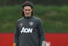 Michael Owen levanta a questão de Edinson Cavani após o primeiro gol do Man Utd