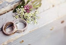 O casamento da noiva foi 'arruinado' porque o vestido que ela comprou online não se parece em nada com as fotos