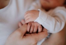 'Minha sogra exige ser a primeira a segurar meu bebê e escolher o nome'