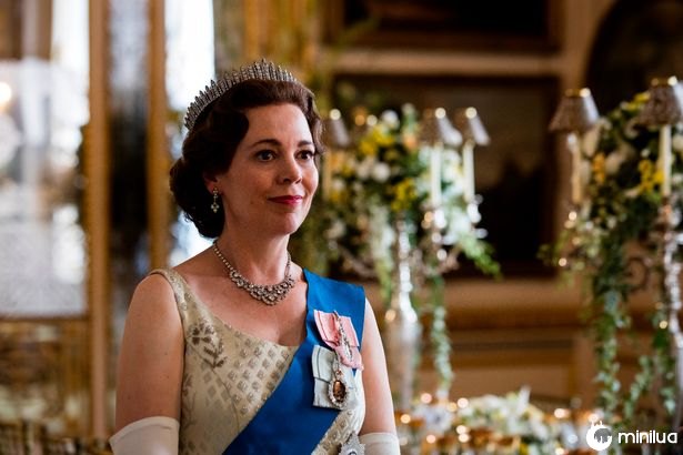 Emma Corrin de A Coroa estará 'de volta' para a 5ª temporada, apesar da reformulação da Princesa Diana