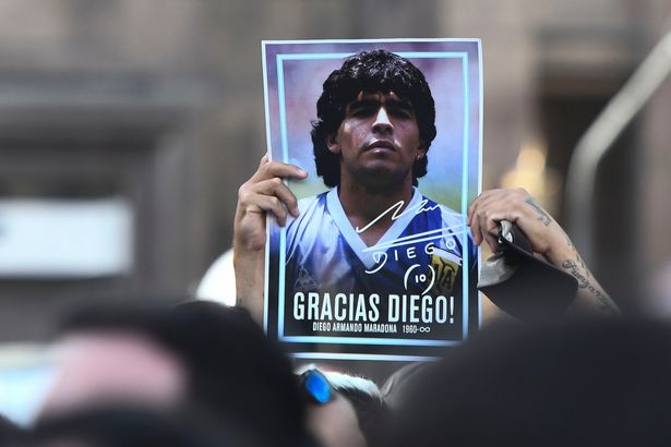 Funcionário de funerária despedida por tirar selfie com Diego Maradona no caixão