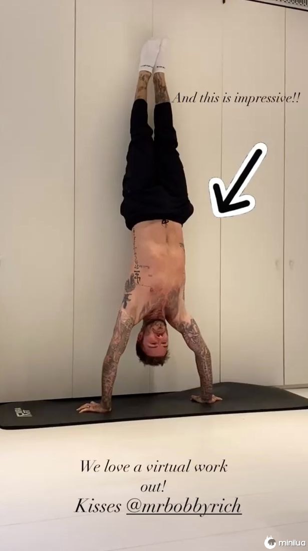 Victoria Beckham filma David sem camisa fazendo paradas de mãos durante exercícios suados