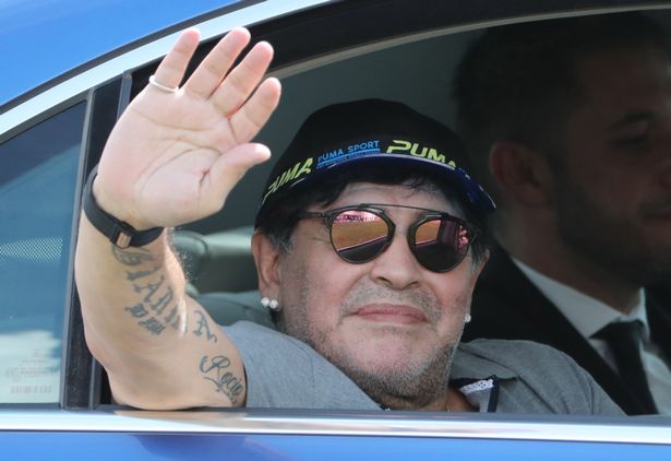 Funcionário de funerária despedida por tirar selfie com Diego Maradona no caixão