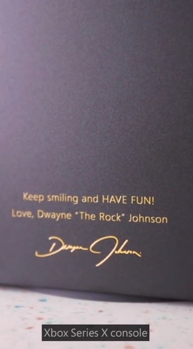 Dwayne 'The Rock' Johnson doa Xboxes novos para hospitais infantis