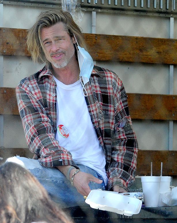 Brad Pitt passa horas distribuindo mantimentos para os necessitados em uma emocionante