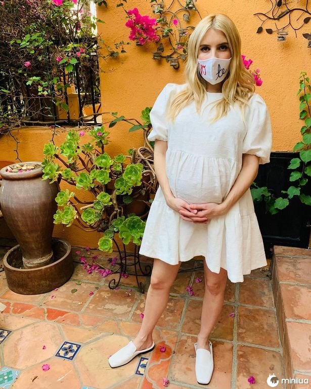Grávida, Emma Roberts fala sobre uma batalha de fertilidade depois que o médico disse a ela para congelar óvulos
