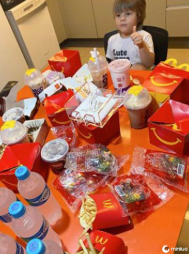 Menino faminto, de 3 anos, pede um banquete do McDonald's no valor de R $ 400,00 por meio do aplicativo usando o celular da mãe