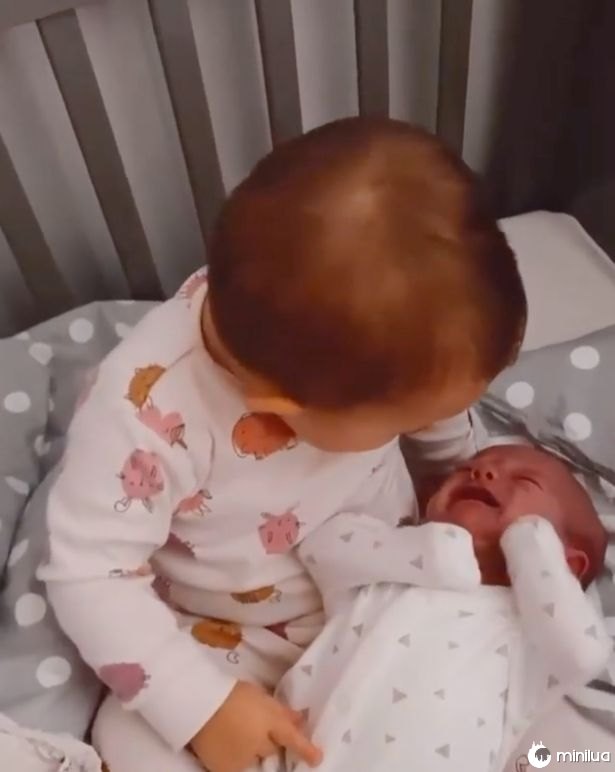 A esposa de Tom Parker compartilha um clipe tocante da filha embalsamar o bebê recém-nascido Bodhi